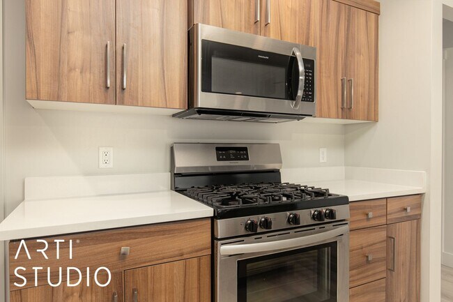 Building Photo - Amazing 4 bed | 2 1/2 bath | 2 car garage ...