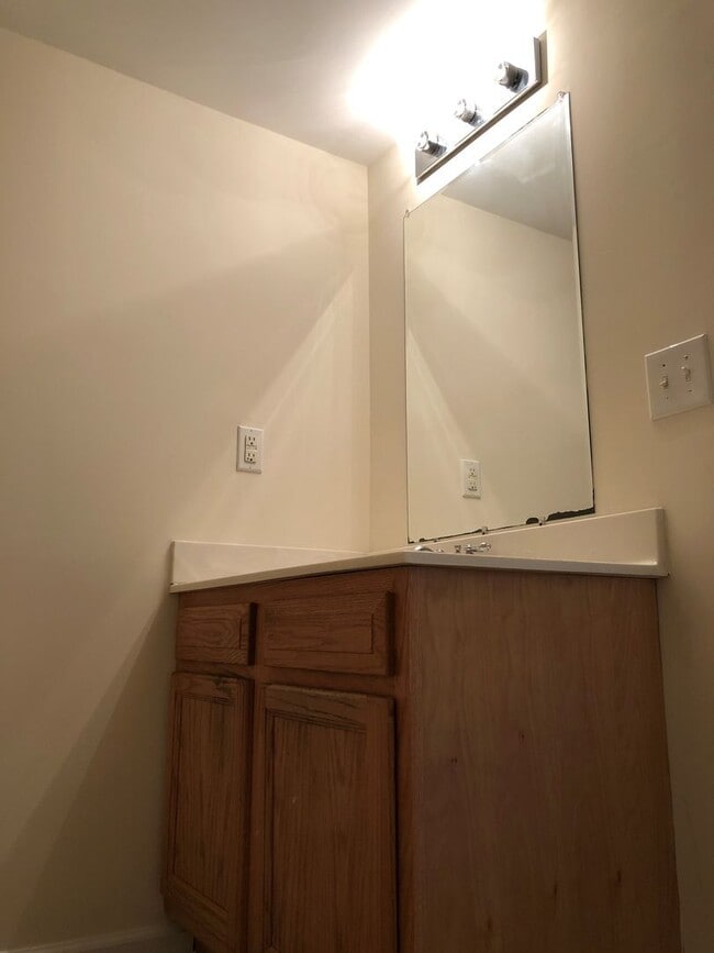 Building Photo - 2 bedroom-1 bath remodeled unit