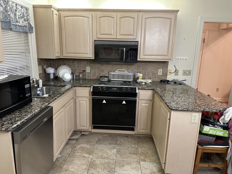 Fully equipped Kitchen wGranite - 1203 E 25th St