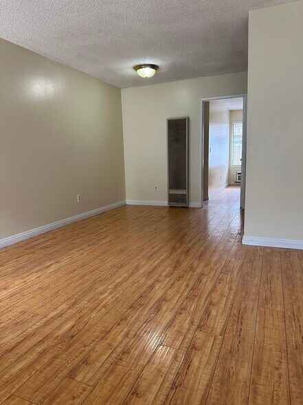 Building Photo - 1082 W Pine St