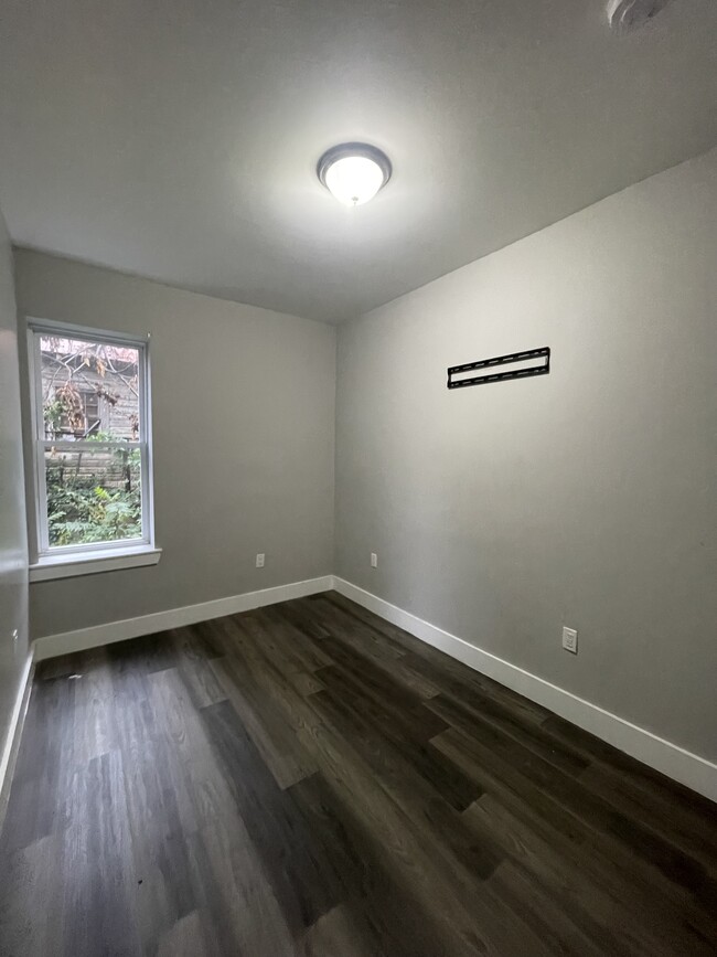 698-700 Chancellor Ave 305 - 695 Chancellor Ave