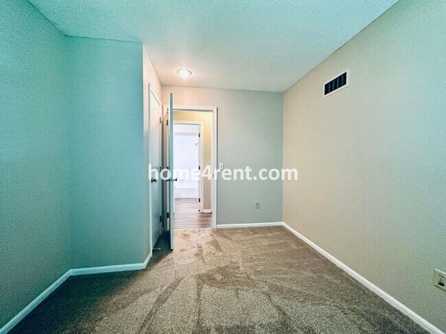 Building Photo - Beautiful Overland Park Home!