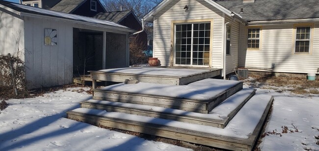 Building Photo - 2 bd, 1 ba house in central west Columbia, wood floors, new paint, low traffic road