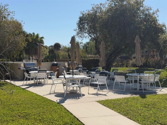 Building Photo - 301 SW South River Dr