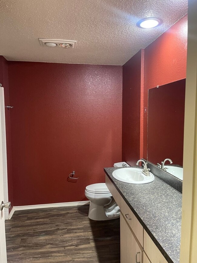 Building Photo - Spacious Duplex