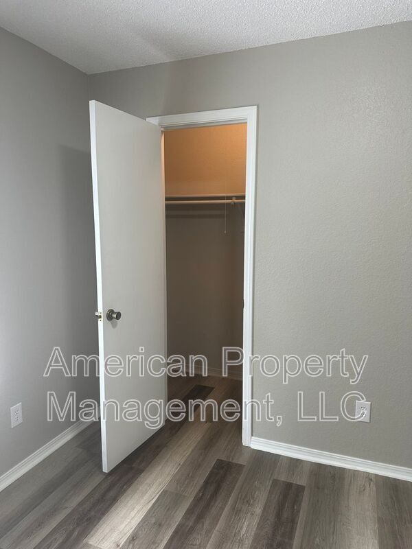 Building Photo - 1562 E 68th St