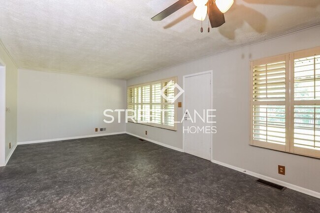 Building Photo - REDUCED!