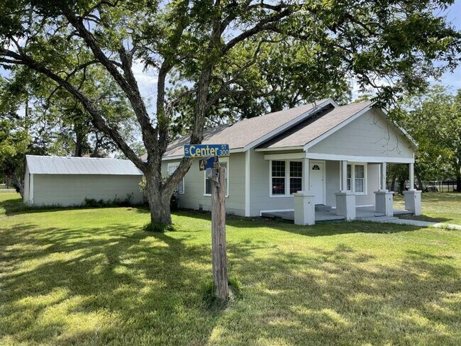 Building Photo - 3 bed, 1 bath with lots of updates! New fl...