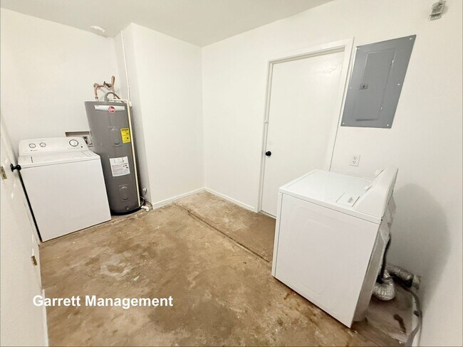 Building Photo - 106 N Fairview Dr