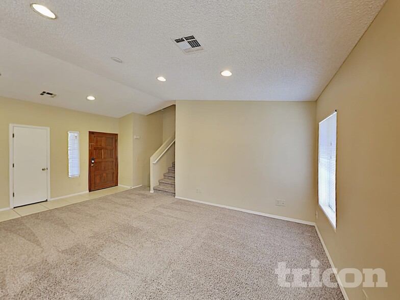 Building Photo - 601 E Palomino Dr