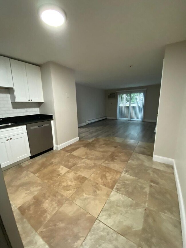 Building Photo - Fully Renovated 2 Bed with Heat, Hot Water...