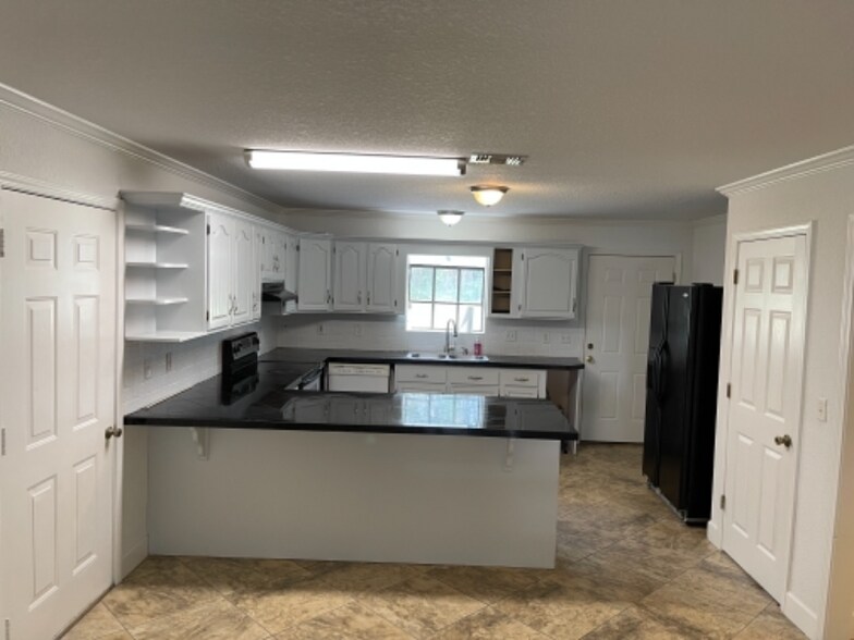 Building Photo - 5682 FL-20