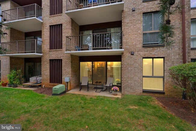 Building Photo - 2042 Royal Fern Ct