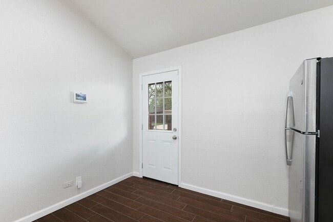 Building Photo - Renovated 2 Bedroom 1 Bath Near UTSA, Medi...