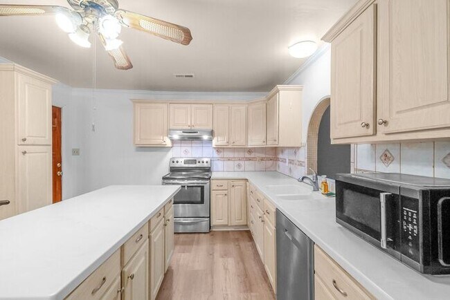 Building Photo - Space to Live, Room to Dream, 4BR/2BA with flex space, office, 2 car dettached garage and ample p...