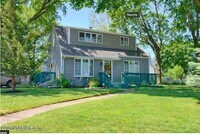 Building Photo - 901 Woodcrest Dr