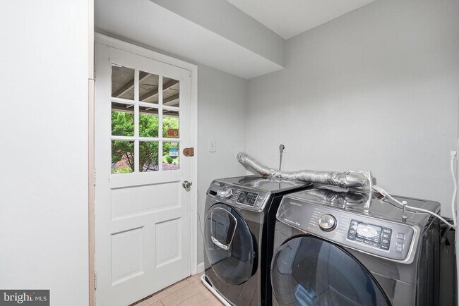 Building Photo - 809 Woodley Dr