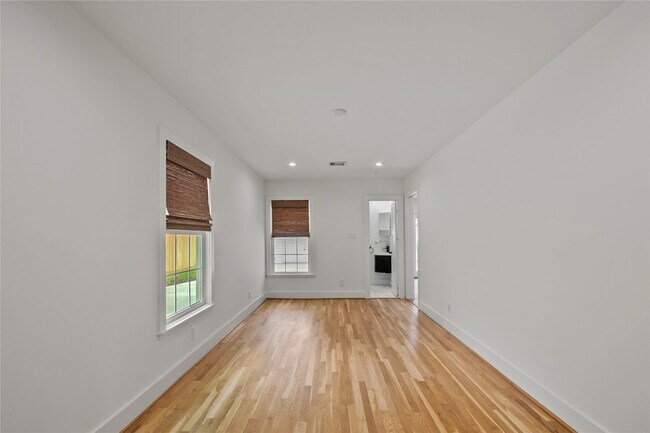 Building Photo - 312 W 31st St