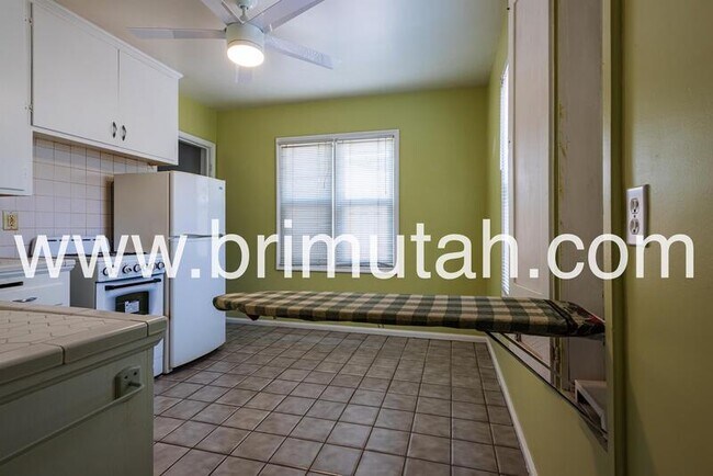 Building Photo - 2364 E Redondo Ave