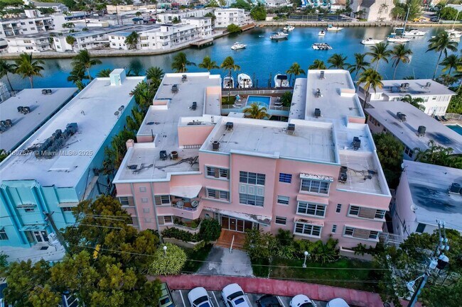 Building Photo - 6881 Bay Dr