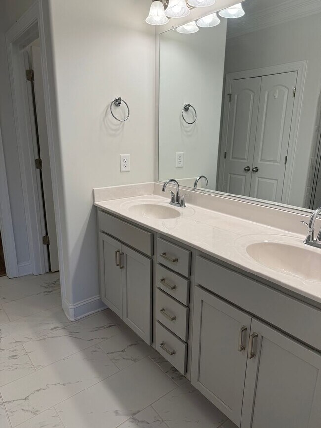 Building Photo - Updated 3 Bedroom Condo with Large Bonus Room!