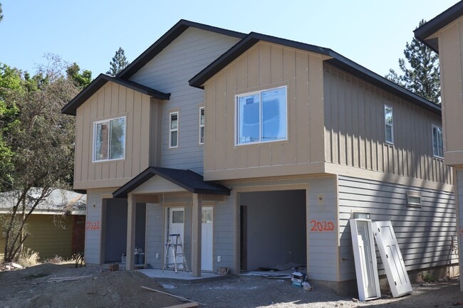 Building Photo - Duplex in CDA !