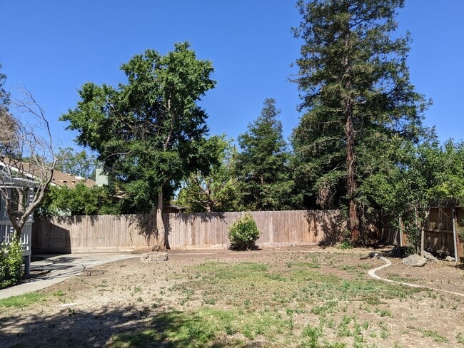 Building Photo - Nice 3 bedroom home, recently updated offe...