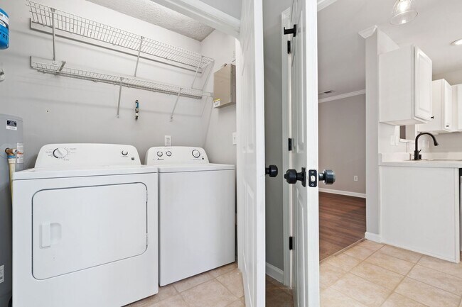 Building Photo - Ground-Level 2BR Condo with Community Pool!