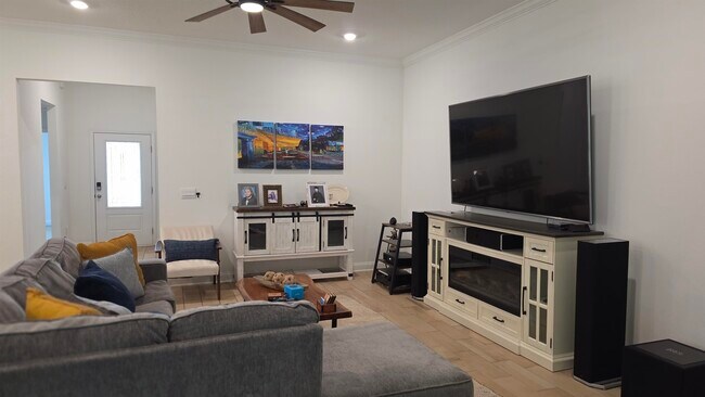 Building Photo - 248 Zancara St