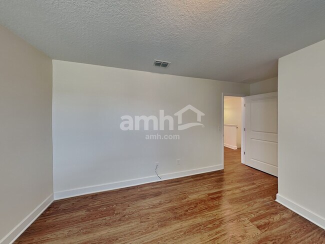 Building Photo - 329 Crestrun Loop
