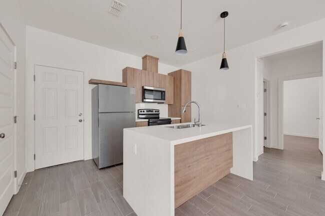 Building Photo - 1502 W Platinum Dr