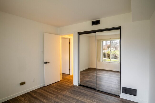 Building Photo - 800 Brook Dr
