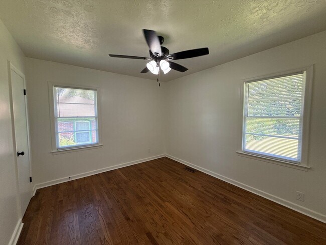 Building Photo - 622 Cardinal Dr