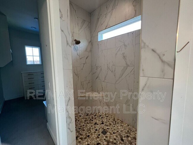 Building Photo - 440 St Claire Dr