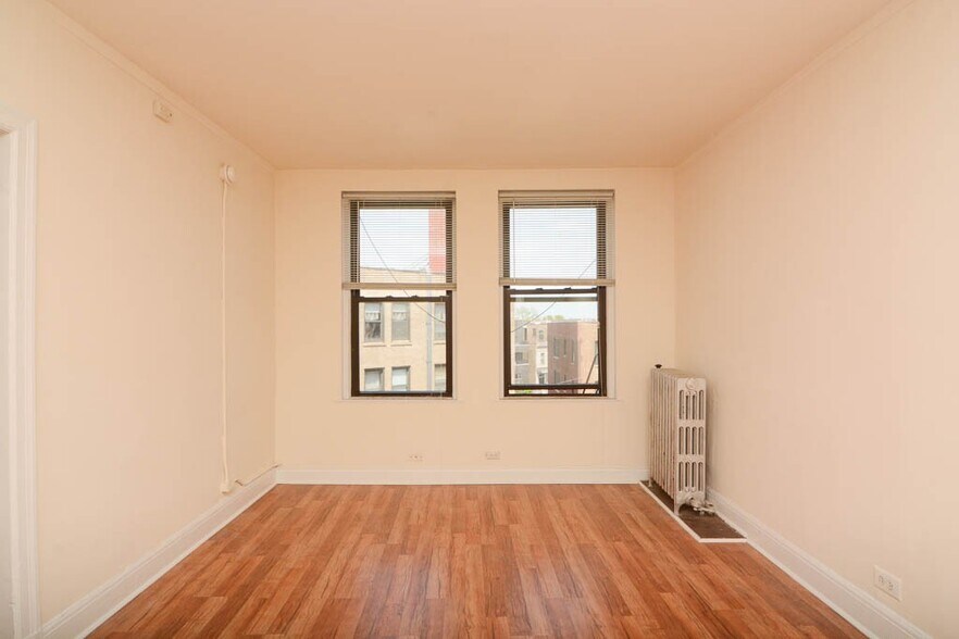 Building Photo - 3335 W Diversey Ave