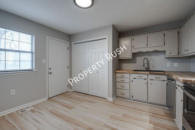 Building Photo - 340 Alpine Dr