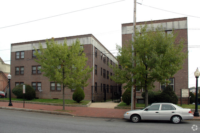 Primary Photo - Adams Court Apartments