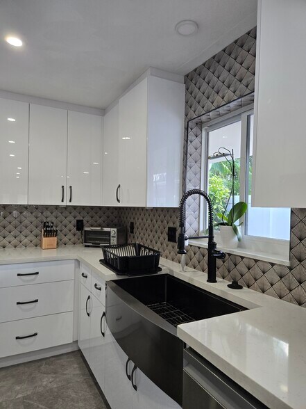 Building Photo - 1634 NE 4th Pl