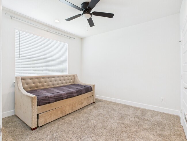 Building Photo - 2711 Clinton Dr