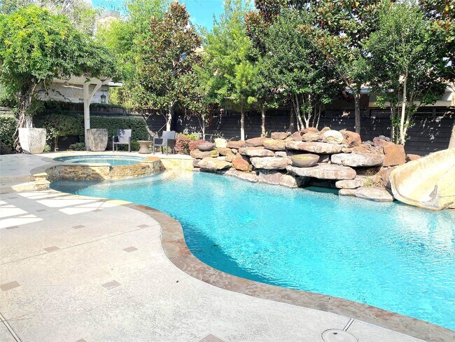 Building Photo - 4642 Devon St