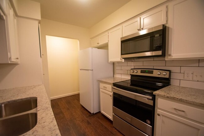 Building Photo - 2107 Mistletoe Ave