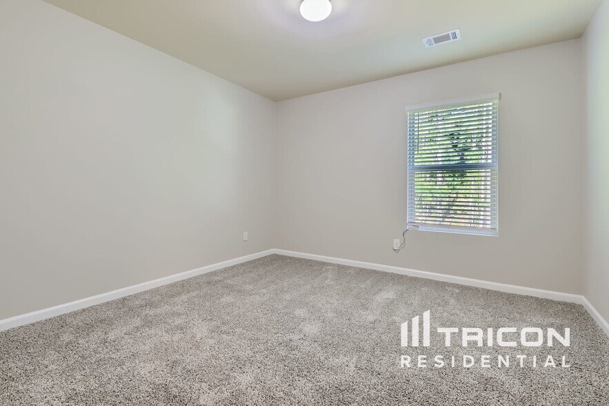 Building Photo - 411 Lake Ridge Ln