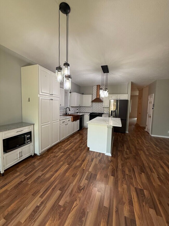 Building Photo - New to Elkhorn Rental Market!