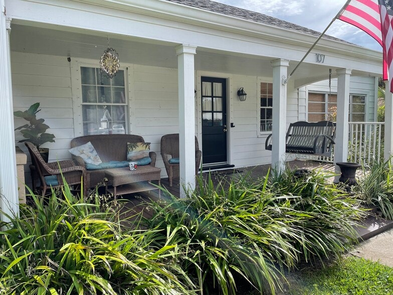 Building Photo - 107 E Melbourne Ave