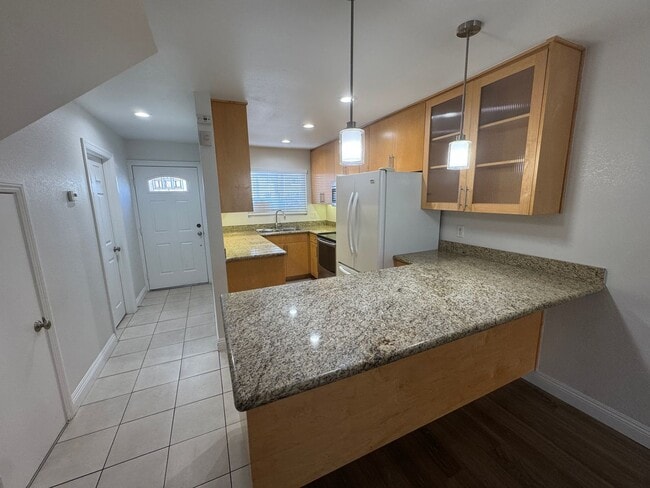 Building Photo - 2 Bedroom Townhome Remodeled
