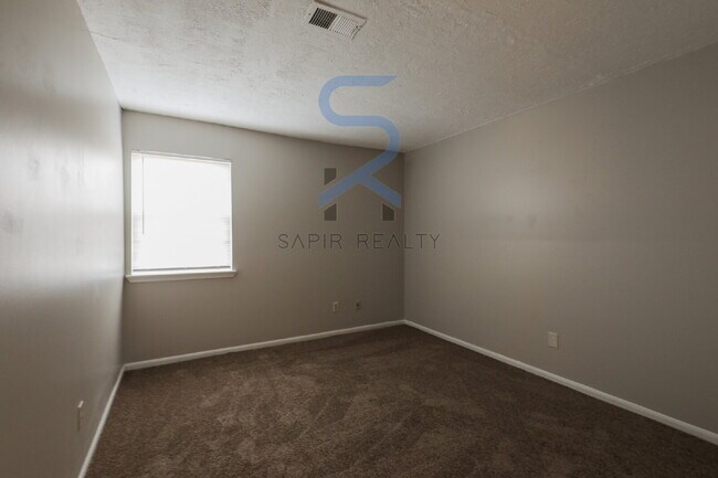 Building Photo - 2041 Oak Park Ln