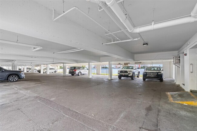 Building Photo - 1170 NE 191st St