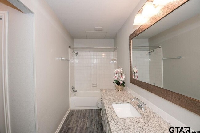 Building Photo - 5911 Hollytree Dr