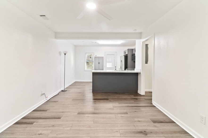 Building Photo - 839 Commodore Dr NW