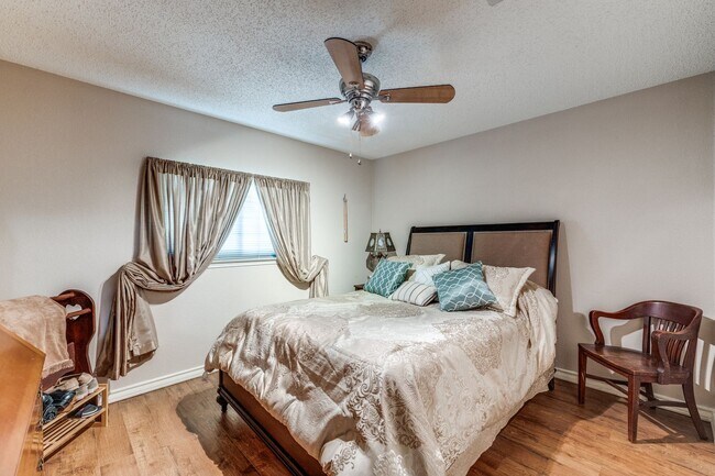 Building Photo - Available August 15th | 4 Bd, 2ba for Leas...